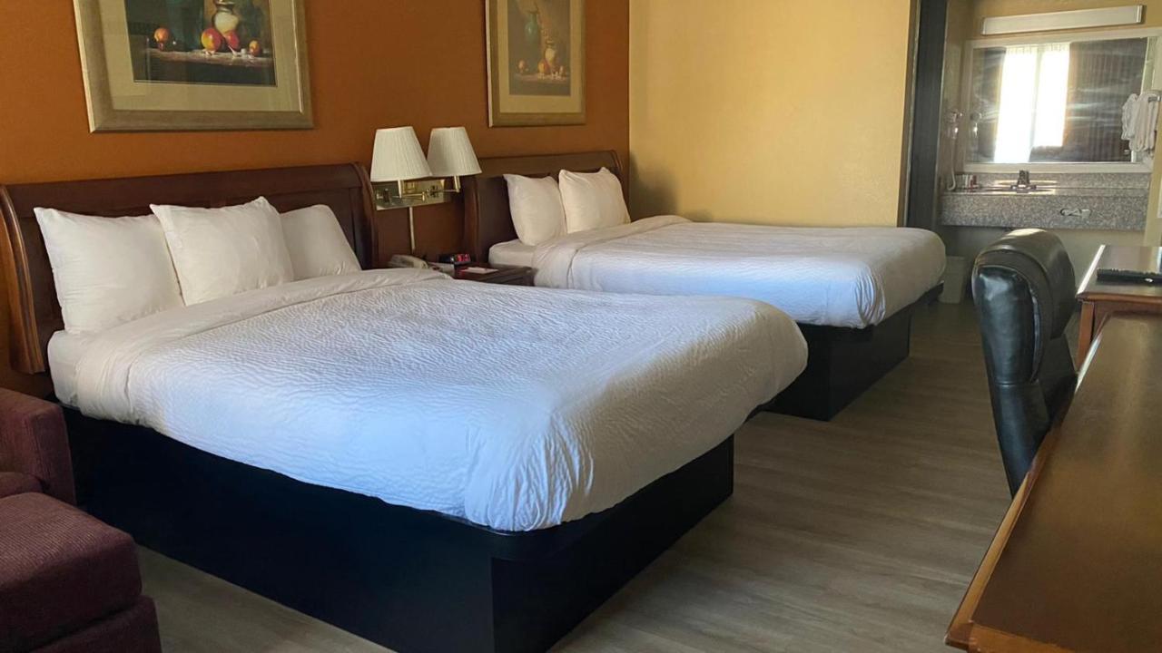 Ramada By Wyndham Rome - Verona Exterior photo