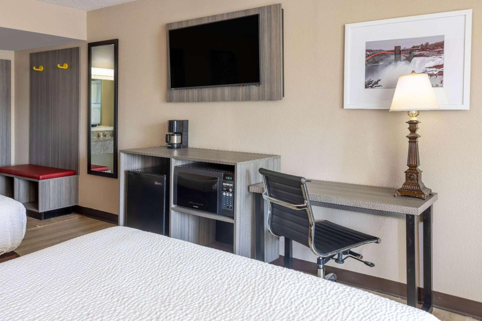 Ramada By Wyndham Rome - Verona Exterior photo