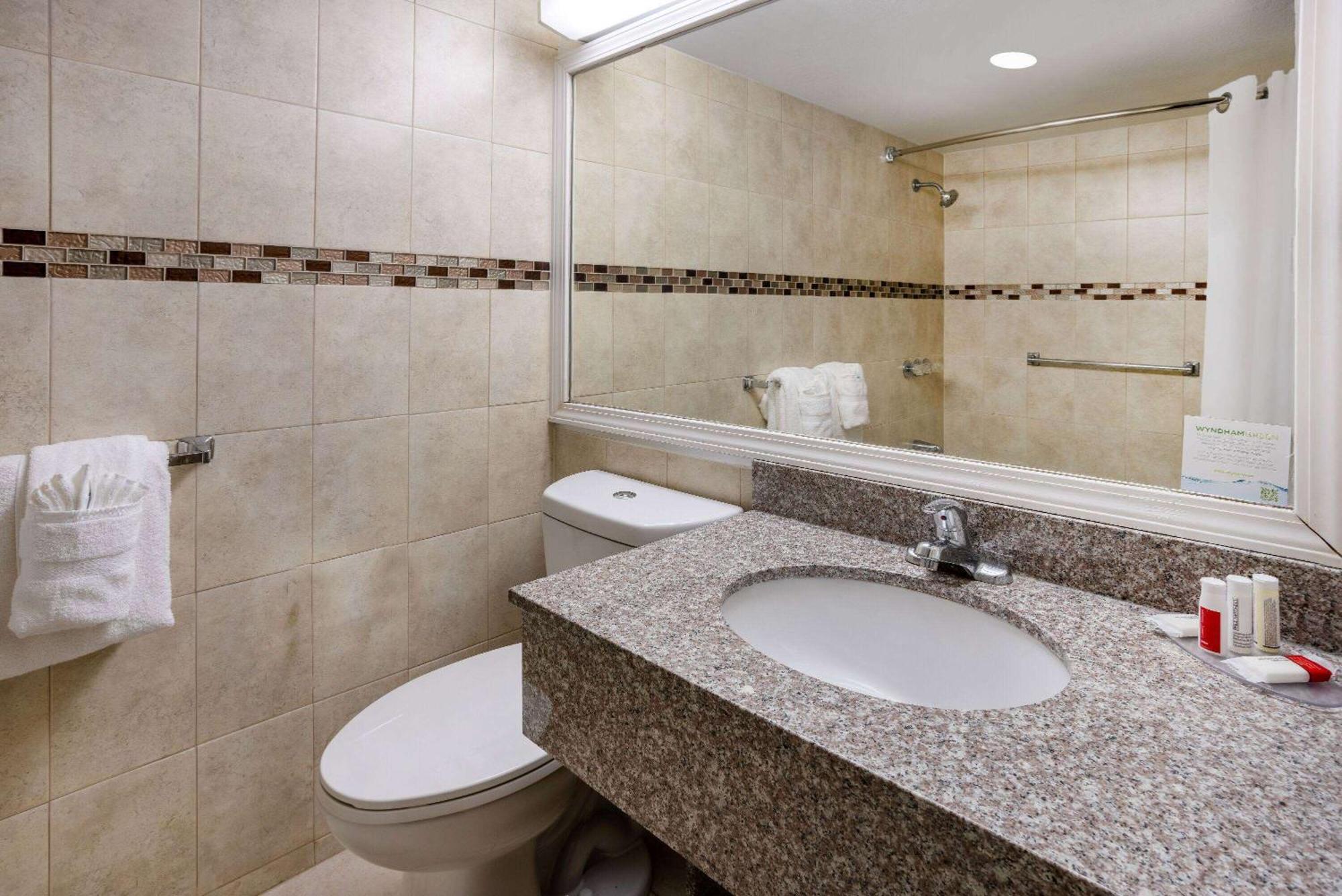 Ramada By Wyndham Rome - Verona Exterior photo
