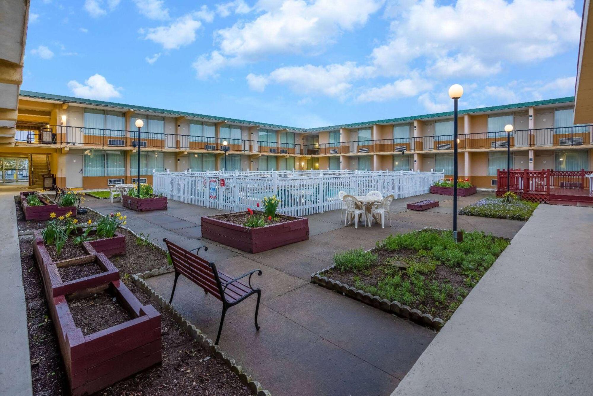Ramada By Wyndham Rome - Verona Exterior photo