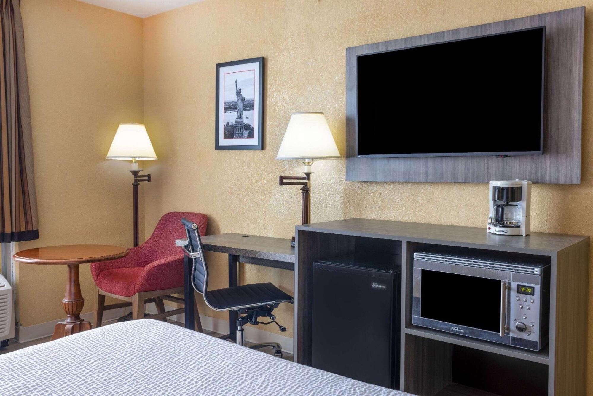 Ramada By Wyndham Rome - Verona Exterior photo