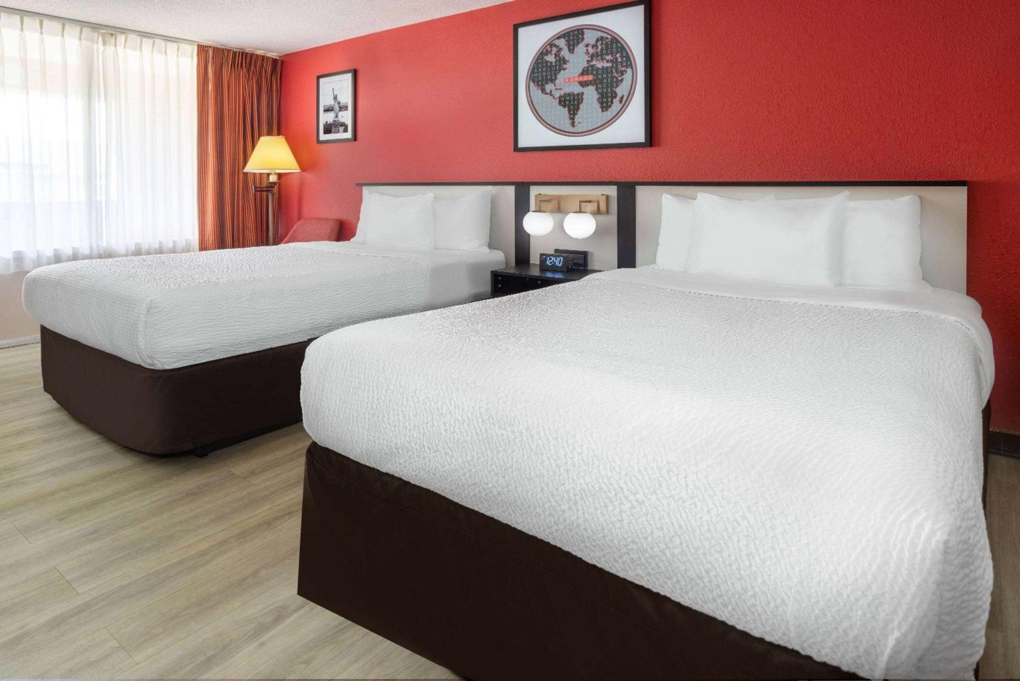 Ramada By Wyndham Rome - Verona Exterior photo