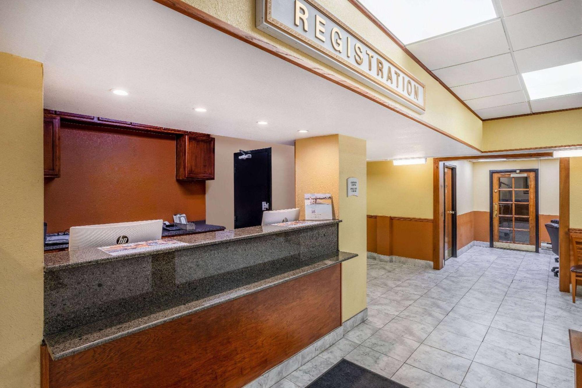 Ramada By Wyndham Rome - Verona Exterior photo