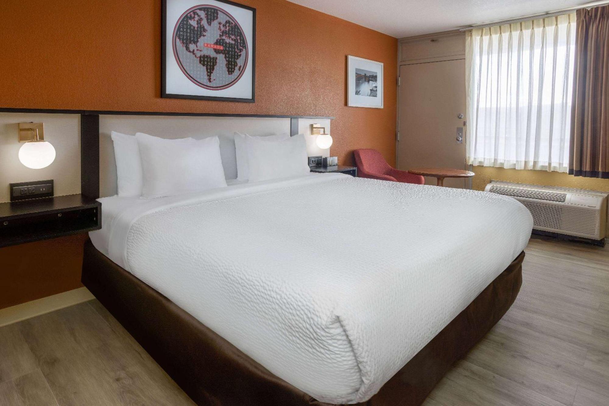 Ramada By Wyndham Rome - Verona Exterior photo